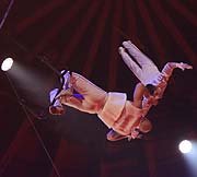 Flugtrapez Flying Heroes im Finale bei der Premiere der 2. Winterspielzeit 2020 am 01.02.2020 (©Foto: Martin Schmitz)